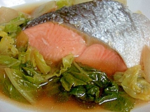 出汁まで美味しい◎鮭と白菜の煮物